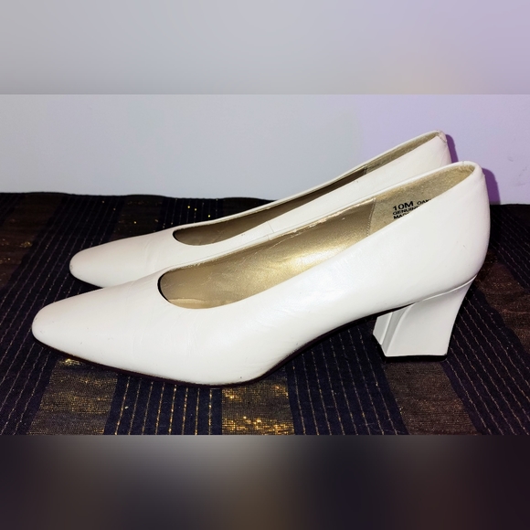 Caressa East size10M Style Oakley Square Toe Off White Vintage Pumps Chunky Heel - Picture 4 of 16